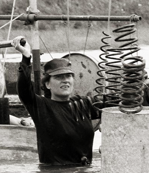 Anne Bean performs with Bow Gamelan, 1987.